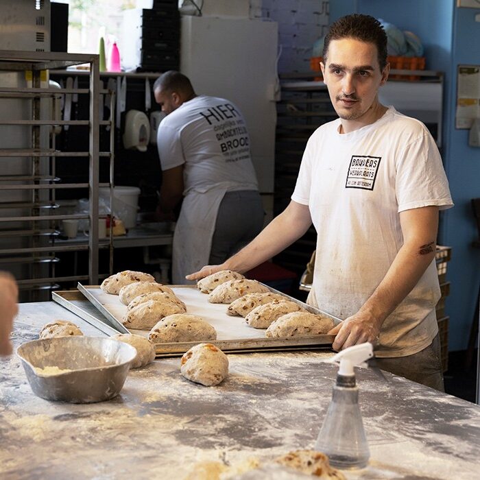 Bakkers bereiden deeg in de keuken