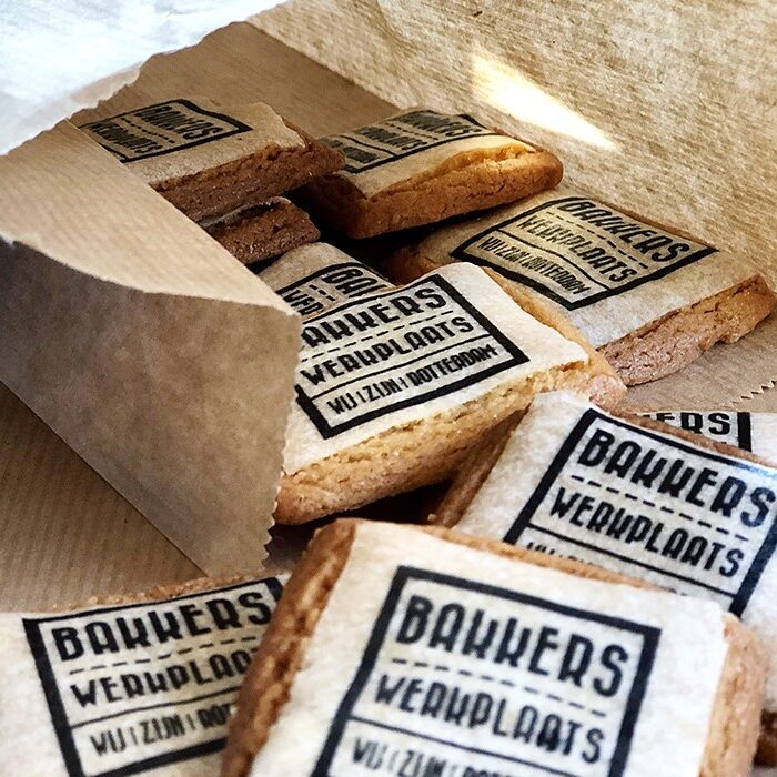 Wij Zijn Rotterdam koekjes in een papieren zak