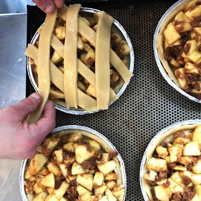 Roosterkorst die op appeltaarten wordt geplaatst