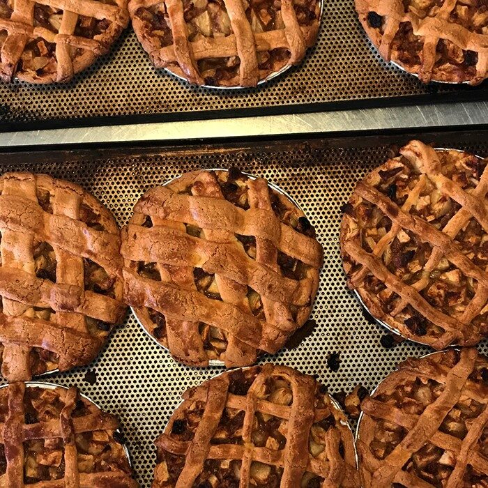 Versgebakken appeltaarten op blad