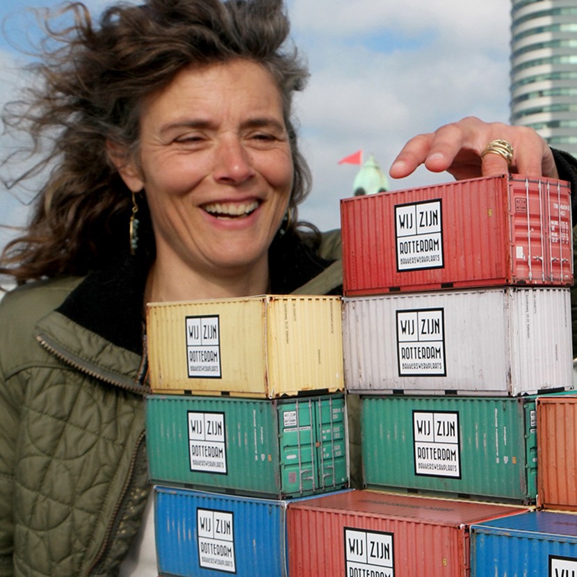 Portret van Lisette Magis met opgestapelde Wij Zijn Rotterdam containerkoekjes