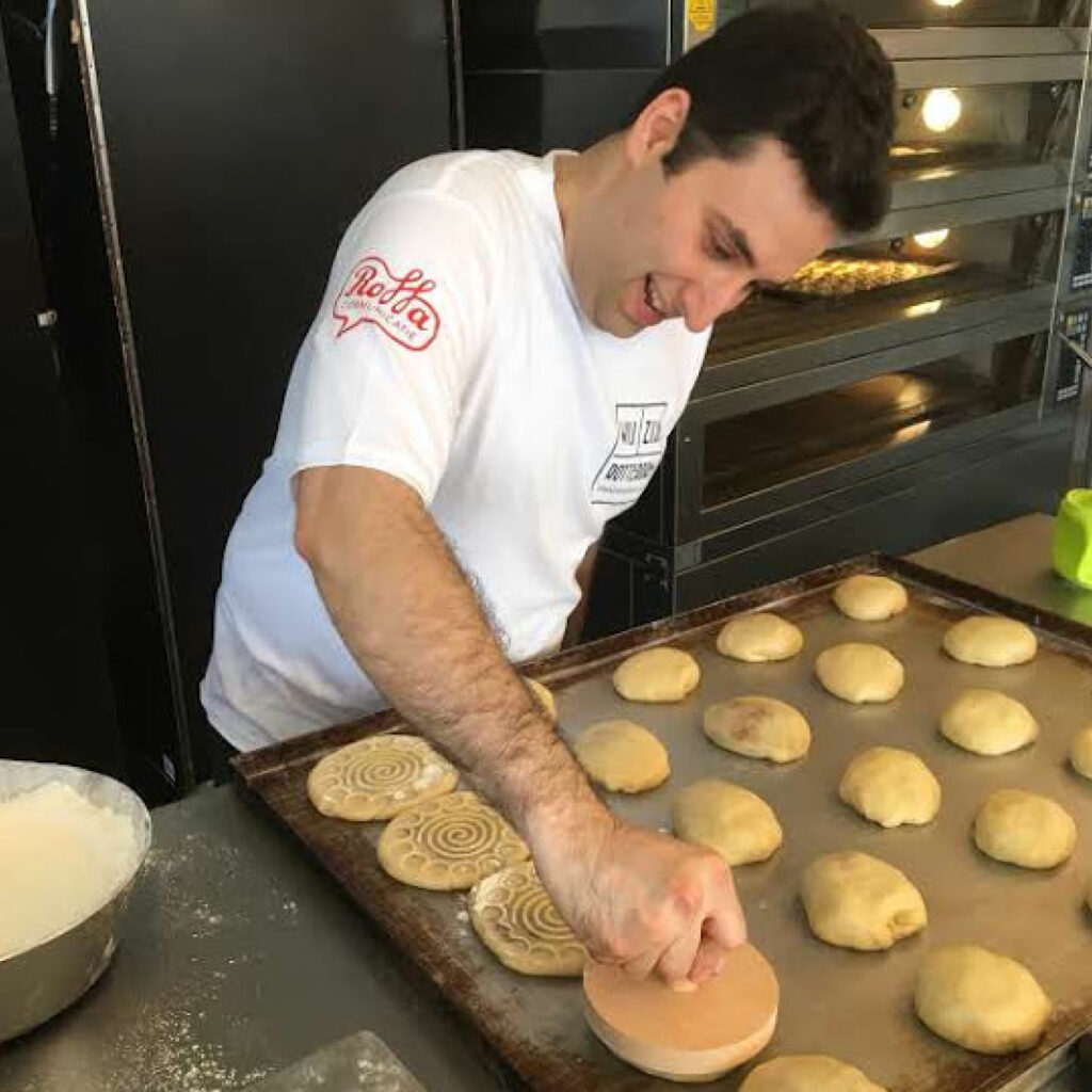 Bakker is bezig met koekjes maken